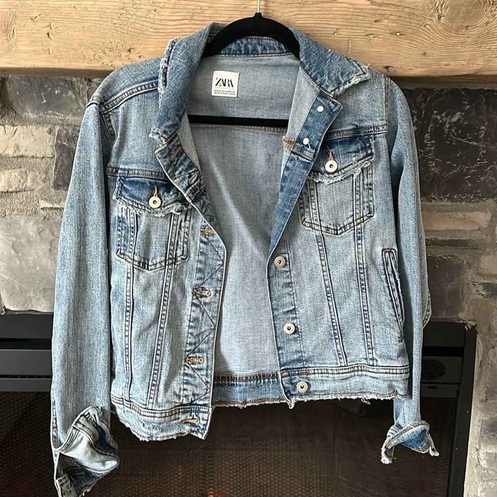 Medium wash Zara Jean jacket. No staining and great condition!